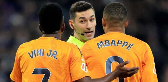 Mbappé y Vinicius protestan a Muñiz Ruiz en Cornellà.
