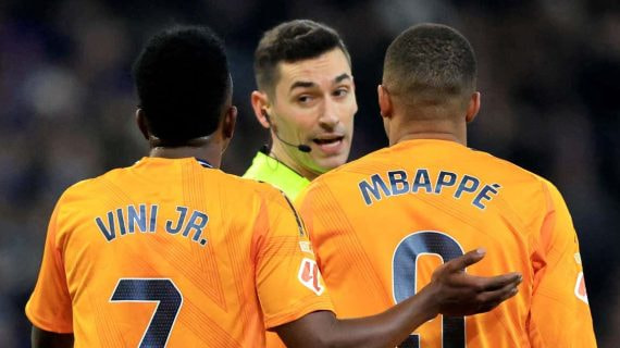 Mbappé y Vinicius protestan a Muñiz Ruiz en Cornellà.
