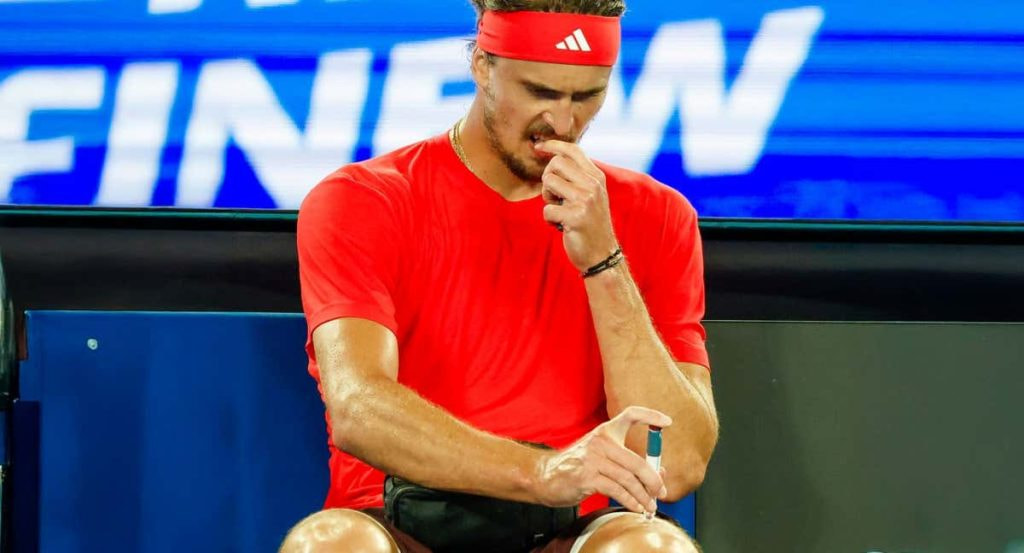 Alexander Zverev se inyecta insulina durante la última final del Open de Australia.