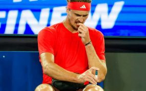 Alexander Zverev se inyecta insulina durante la última final del Open de Australia.