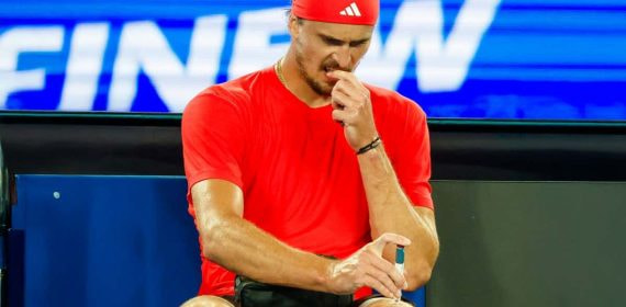 Alexander Zverev se inyecta insulina durante la última final del Open de Australia.