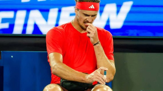Alexander Zverev se inyecta insulina durante la última final del Open de Australia.