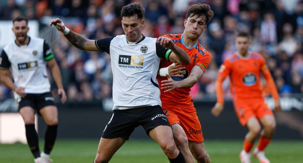 Hugo Duro, en un partido con el Valencia. E