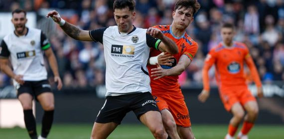 Hugo Duro, en un partido con el Valencia. E