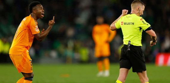 Vinicius Jr reclama a Hernández Hernández.