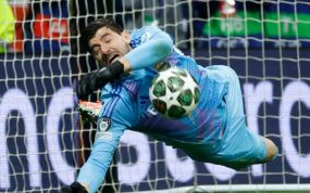 Courtois para un penalti.