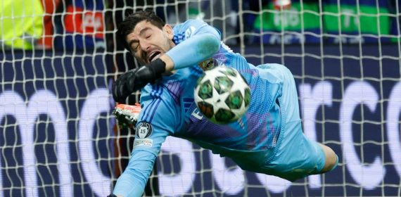 Courtois para un penalti.