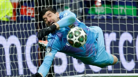Courtois para un penalti.