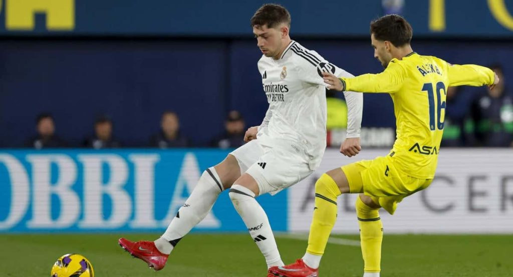 Álex Baena y Fede Valverde pugnan por un balón.