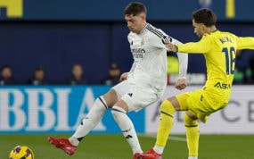 Álex Baena y Fede Valverde pugnan por un balón.