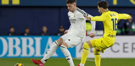 Álex Baena y Fede Valverde pugnan por un balón.