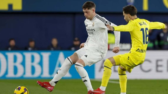 Álex Baena y Fede Valverde pugnan por un balón.