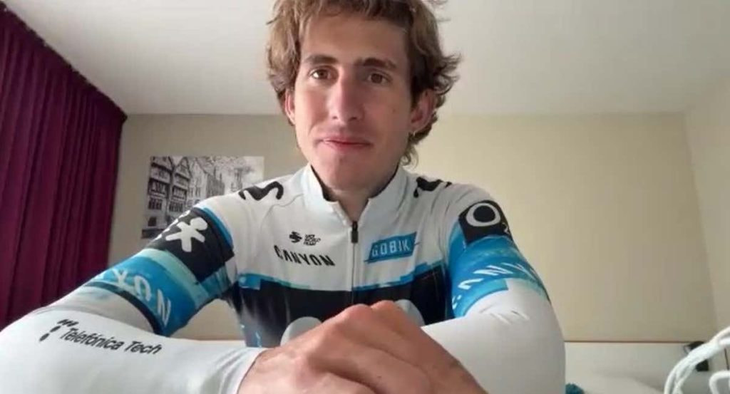 Iván García Cortina atiende a Relevo antes de las clásicas belgas.