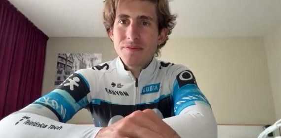 Iván García Cortina atiende a Relevo antes de las clásicas belgas.