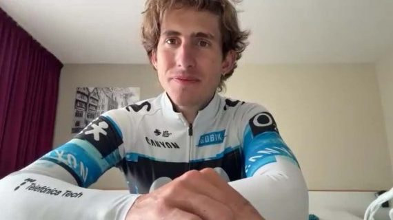 Iván García Cortina atiende a Relevo antes de las clásicas belgas.