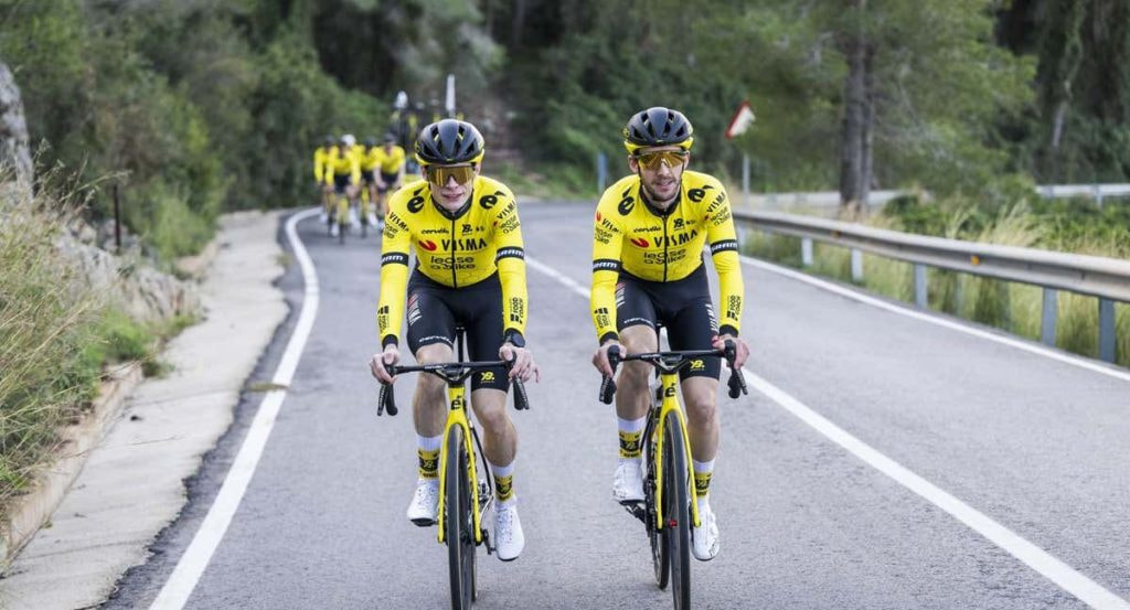 Jonas Vingegaard y Simon Yates, durante un entrenamiento.