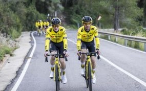 Jonas Vingegaard y Simon Yates, durante un entrenamiento.