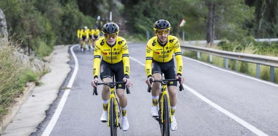 Jonas Vingegaard y Simon Yates, durante un entrenamiento.