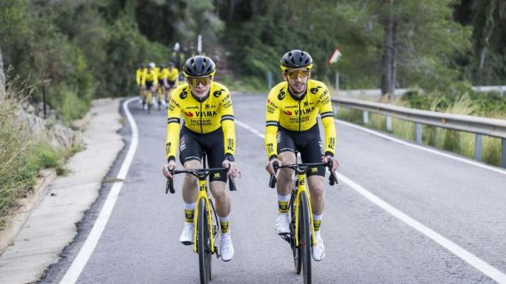 Jonas Vingegaard y Simon Yates, durante un entrenamiento.