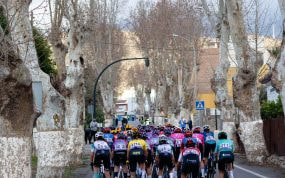 El pelotón de la reciente Clásica de Almería femenina, al paso por Berja.