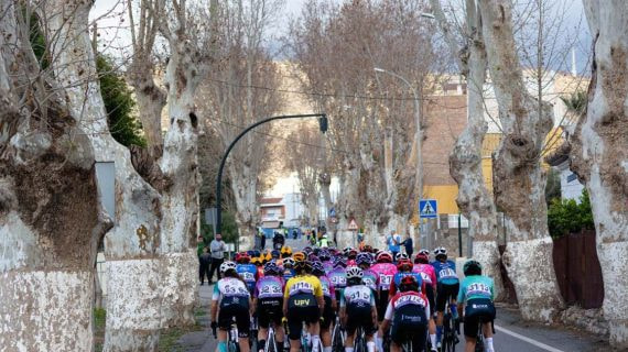 El pelotón de la reciente Clásica de Almería femenina, al paso por Berja.