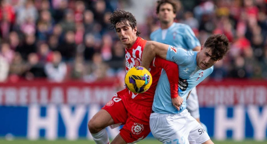 Bryan Gil disputa un balón durante el partido contra el Celta.