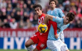 Bryan Gil disputa un balón durante el partido contra el Celta.