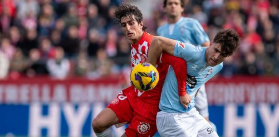 Bryan Gil disputa un balón durante el partido contra el Celta.