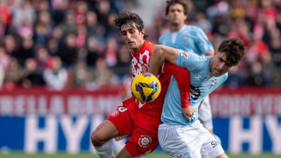 Bryan Gil disputa un balón durante el partido contra el Celta.