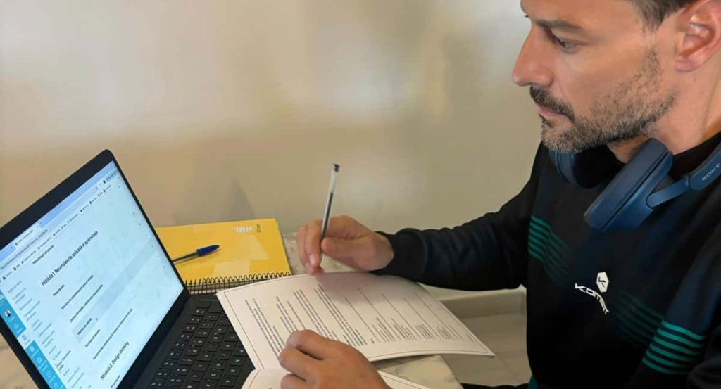 Alberto De la Bella se está preparando para aportar sus conocimientos y ayudar a los futboñistas en sus momentos más delicados.