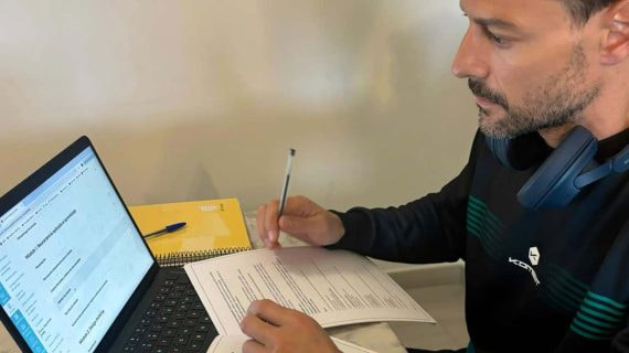 Alberto De la Bella se está preparando para aportar sus conocimientos y ayudar a los futboñistas en sus momentos más delicados.