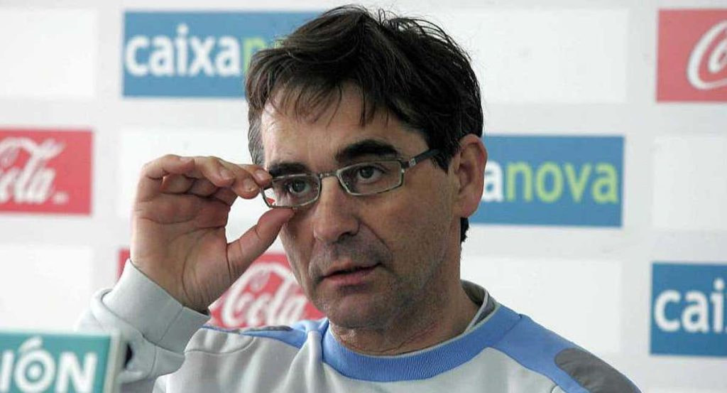 Fernando Vázquez se coloca las gafas en medio de una rueda de prensa