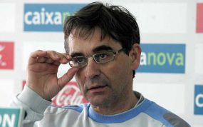 Fernando Vázquez se coloca las gafas en medio de una rueda de prensa