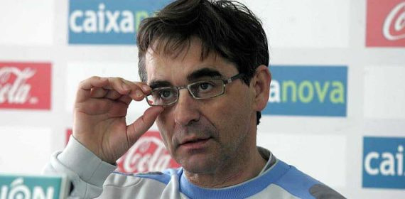 Fernando Vázquez se coloca las gafas en medio de una rueda de prensa