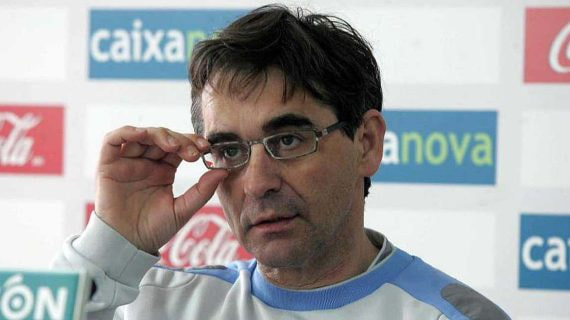Fernando Vázquez se coloca las gafas en medio de una rueda de prensa