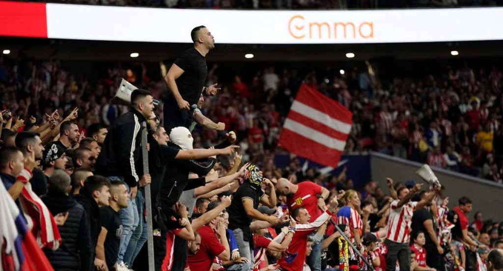 Radicales del Atlético de Madrid que interrumpieron el partido en un derbi reciente en el Metropolitano.