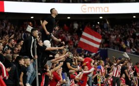 Radicales del Atlético de Madrid que interrumpieron el partido en un derbi reciente en el Metropolitano.