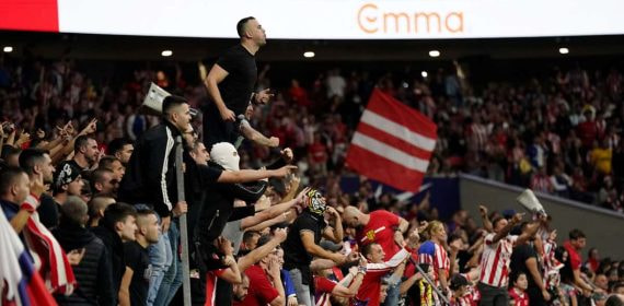 Radicales del Atlético de Madrid que interrumpieron el partido en un derbi reciente en el Metropolitano.