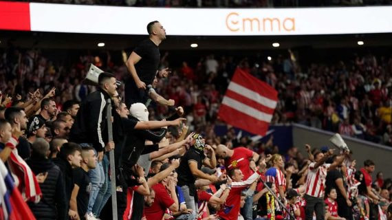 Radicales del Atlético de Madrid que interrumpieron el partido en un derbi reciente en el Metropolitano.