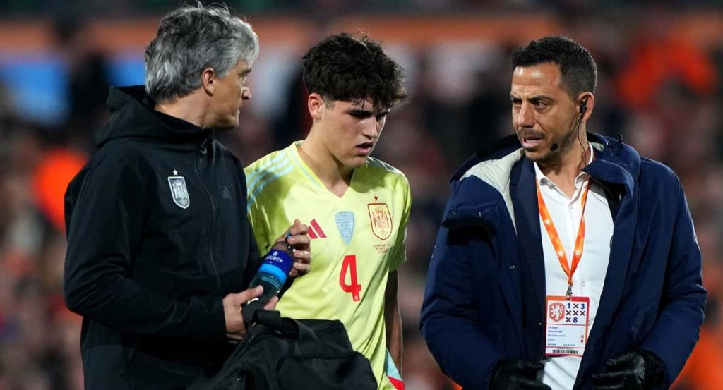 Pau Cubarsí abandona el terreno de juego lesionado.