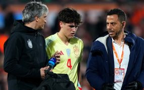 Pau Cubarsí abandona el terreno de juego lesionado.