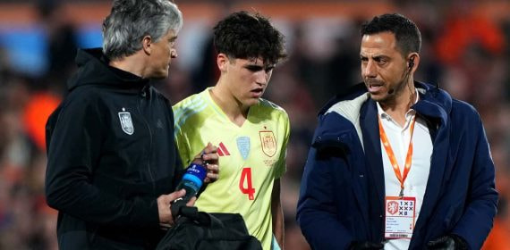 Pau Cubarsí abandona el terreno de juego lesionado.