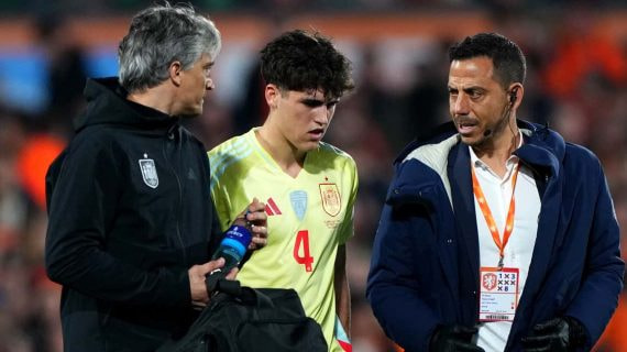 Pau Cubarsí abandona el terreno de juego lesionado.