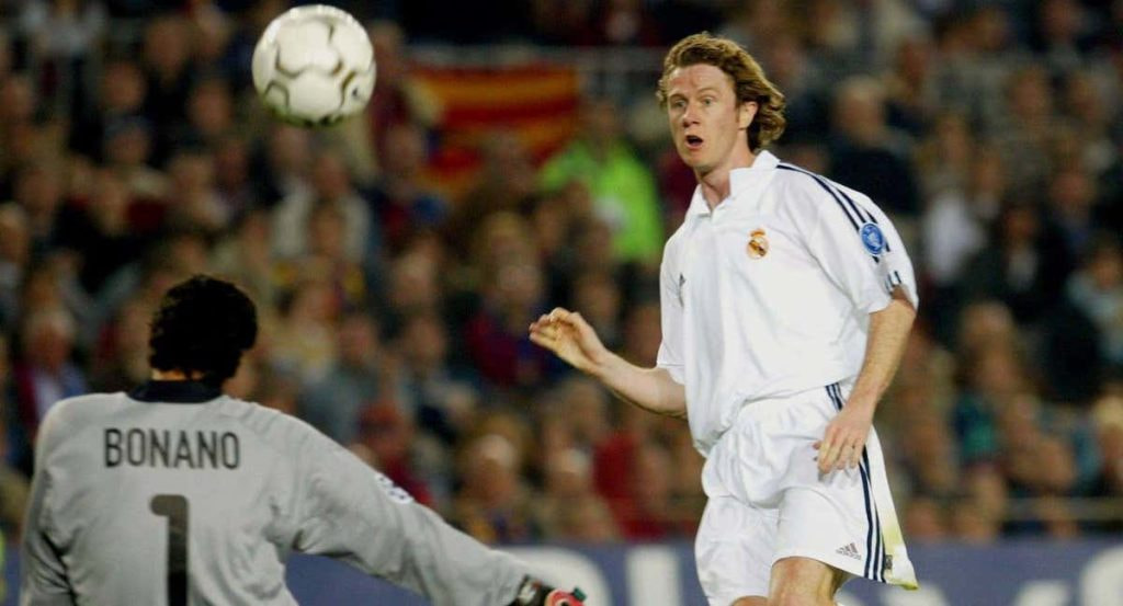 McManaman supera a Bonano en uno de sus goles con el Real Madrid.