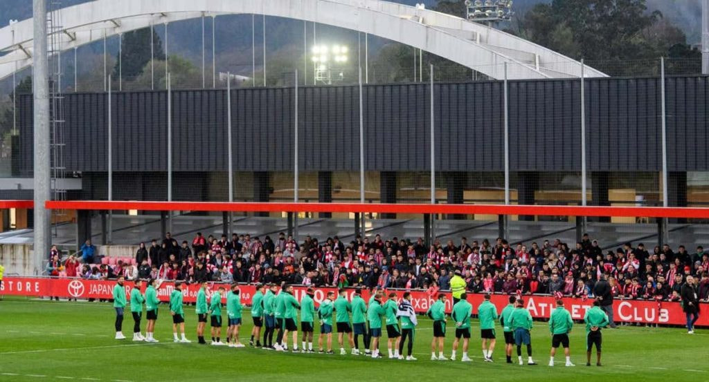 500 aficionados desplazados a Lezama para apoyar a la plantilla.