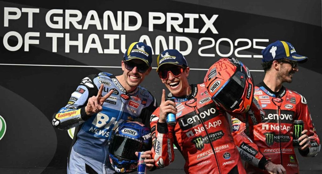 Marc Márquez y Álex Márquez celebran el podio en Tailandia.