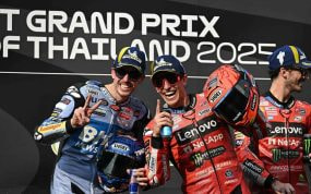 Marc Márquez y Álex Márquez celebran el podio en Tailandia.