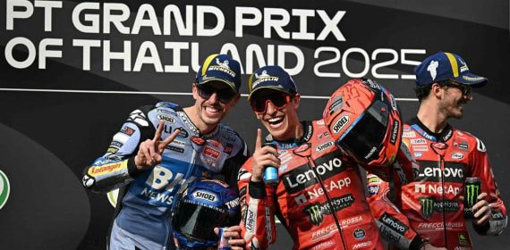 Marc Márquez y Álex Márquez celebran el podio en Tailandia.
