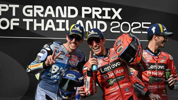 Marc Márquez y Álex Márquez celebran el podio en Tailandia.