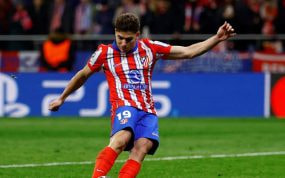Julián Álvarez en el momento del penalti anulado por UEFA por mediación del VAR.